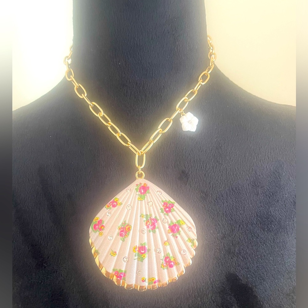Women’s 🐚 necklace